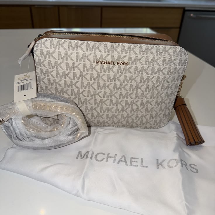 Michael Kors Ginny MD Camera Bag Vanilla White